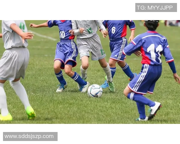 金眼睛足球巨星崛起：他如何改变了现代足球的战术格局与未来发展